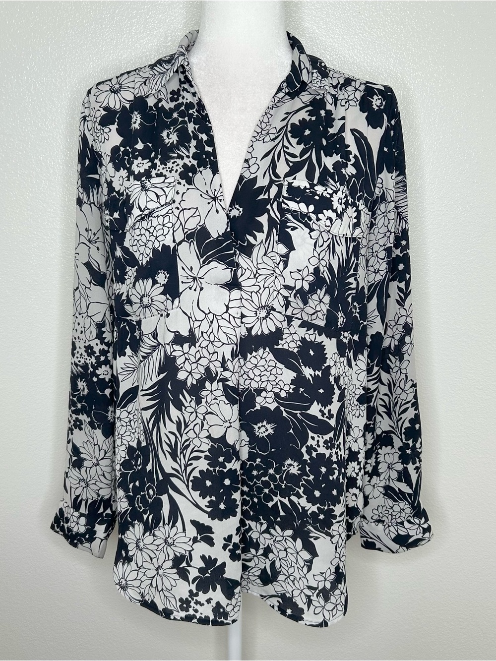 Ann Taylor Black and White Floral V-Neck Button Front Blouse